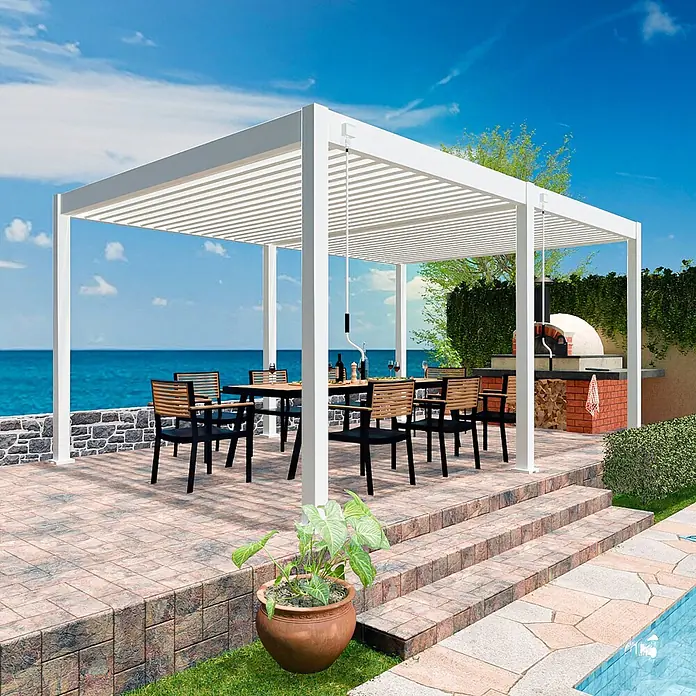 Weide Pergola Deluxe Pavillon Terrassenüberdachung Aluminium 3 x 6 M weiß - Farbe Gestell: Weiß, Metall - Weiße Metallpergola mit verstellbarem Lamellendach, die einen Essbereich im Freien am Meer beschattet.