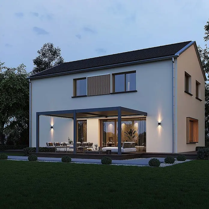 Weide Pergola E-Deluxe Plus Elektrisch für Wandmontage Aluminium 4 x 6 m Anthrazit - B x T: 600 x 400 cm, Farbe Gestell: Sandpapier FinishAnthrazit / RAL Farbcode 7024, Aluminium - Moderne dunkelgraue Terrassenpergola am Haus, abends beleuchtet über einem Sitzbereich im Freien.