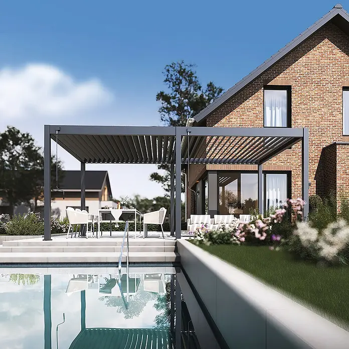 Weide Pergola Deluxe freistehend 3,6 x 7,2 m Anthrazit Aluminium - Farbe Gestell: Sandpapier FinishAnthrazit / RAL Farbcode 7024, Aluminium - Dunkelgraue Metallpergola über einer Terrasse neben einem Backsteinhaus und Pool, spendet Schatten im Freien.