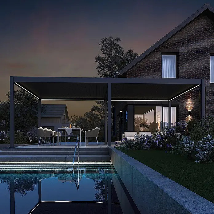 Weide Pergola E-Deluxe Plus Elektrisch freistehend Aluminium 4 x 8 m Anthrazit - B x T: 800 x 400 cm, Farbe Gestell: Sandpapier FinishAnthrazit / RAL Farbcode 7024, Aluminium - Moderne dunkelgraue Aluminium-Pergola mit integrierter LED-Beleuchtung über Essbereich und Terrasse am Pool bei Dämmerung.