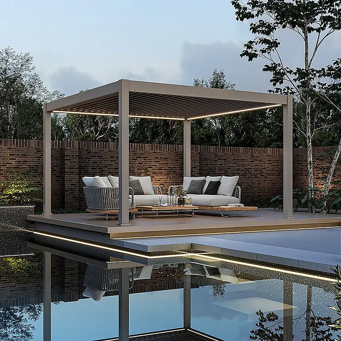 Weide Pergola E-Deluxe Plus Elektrisch freistehend Aluminium 4 x 4 m Ivory-Sand - B x T: 400 x 400 cm, Farbe Gestell: Sandpapier FinishIvory Sand / RAL Farbcode 7024, Aluminium - Moderne hellgraue Lamellenpergola mit integrierter LED-Beleuchtung über einer Outdoor-Lounge am Pool.