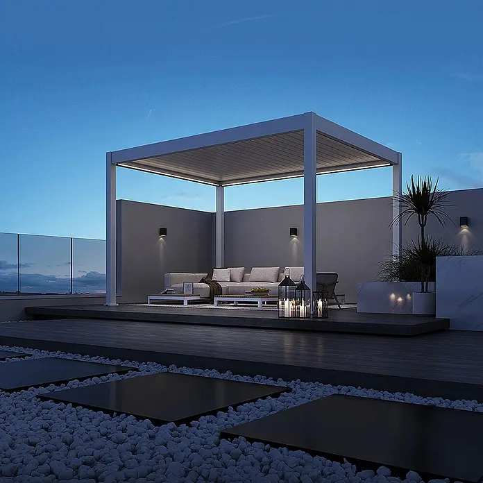 Weide Pergola E-Deluxe Elektrisch freistehend Aluminium 3 x 4 m Weiß - B x T: 400 x 300 cm, Farbe Gestell: Sandpapier FinishWeiss / RAL Farbcode 9016, Aluminium - Weiße moderne Pergola mit integrierter LED-Beleuchtung, die einen Lounge-Bereich auf einer stilvollen Dachterrasse bei Dämmerung überdacht.