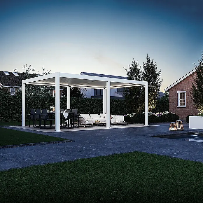 Weide Pergola E-Deluxe Plus Elektrisch freistehend Aluminium 4 x 6 m Weiß - B x T: 600 x 400 cm, Farbe Gestell: Sandpapier FinishWeiss / RAL Farbcode 9016, Aluminium - Weiße moderne Pergola mit integrierter Beleuchtung über Esstisch und Lounge-Sitzgelegenheiten im Garten bei Dämmerung.