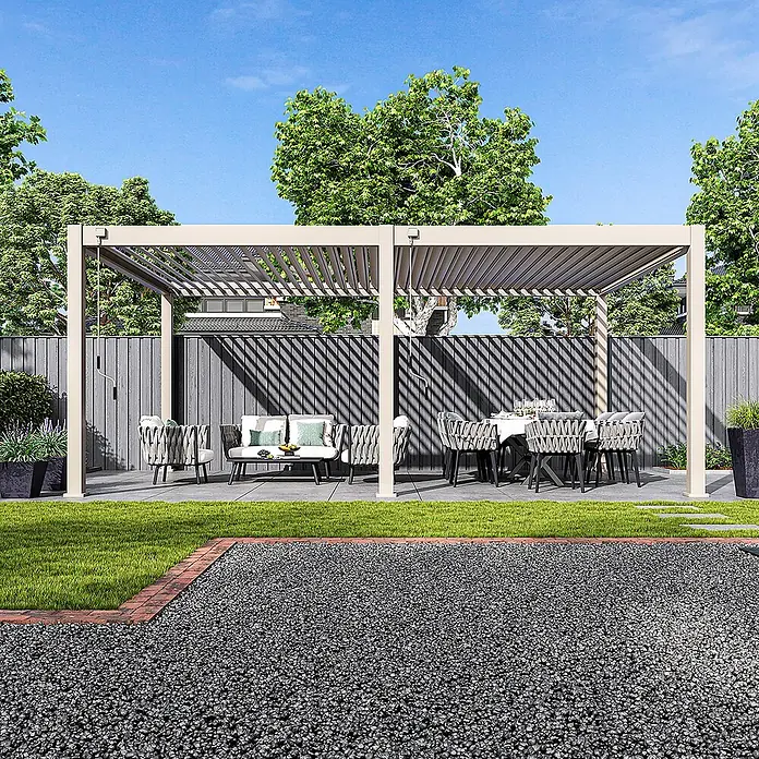 Weide Pergola Deluxe Plus freistehend 4 x 6 m Ivory-Sand Aluminium - Farbe Gestell: Sandpapier FinishIvory Sand / RAL Farbcode 7024, Aluminium - Cremefarbene Lamellenpergola spendet Schatten über Ess- und Loungebereich im Garten.