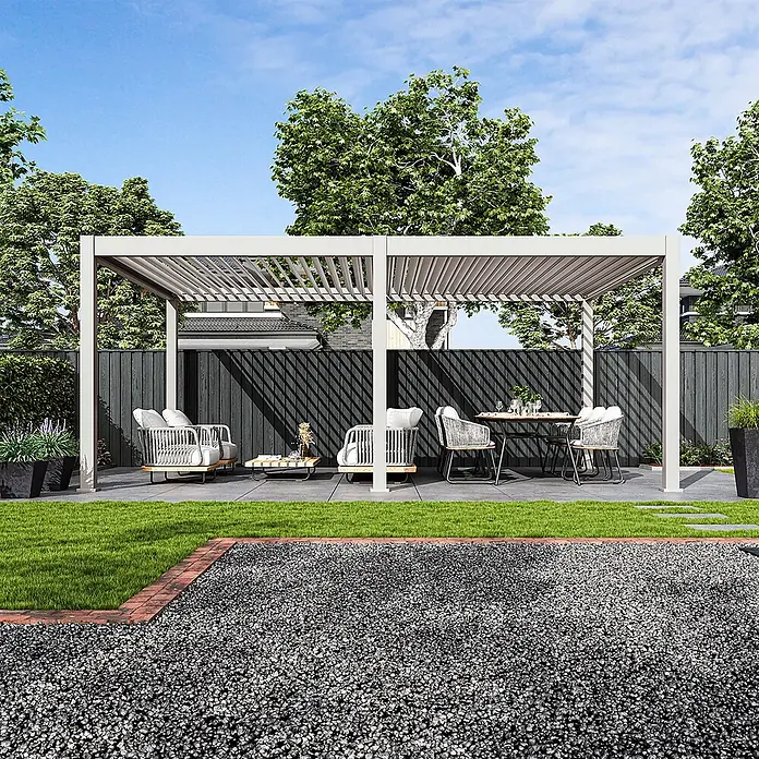 Weide Pergola E-Deluxe Plus Elektrisch freistehend Aluminium 4 x 6 m Ivory-Sand - B x T: 600 x 400 cm, Farbe Gestell: Sandpapier FinishIvory Sand / RAL Farbcode 7024, Metall - Weiße Lamellen-Pergola aus Metall über einer Außenterrasse mit modernen Sitz- und Essmöbeln.