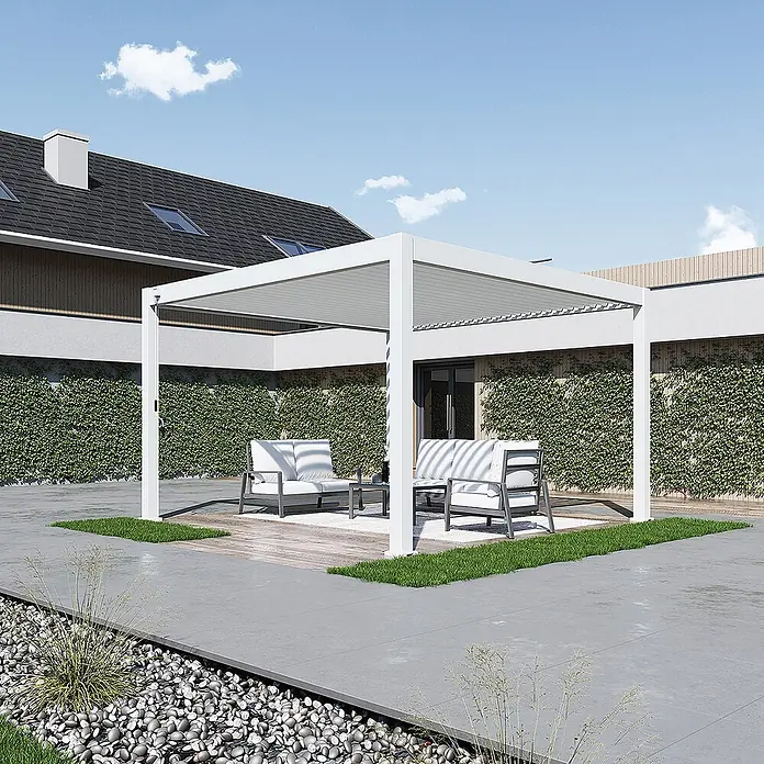 Weide Pergola Deluxe Plus freistehend 4 x 4 m Weiß Aluminium - Farbe Gestell: Sandpapier FinishWeiss / RAL Farbcode 9016, Aluminium - Weiße Lamellen-Pergola überdacht einen Sitzbereich im Freien auf einer Terrasse neben einem modernen Haus.