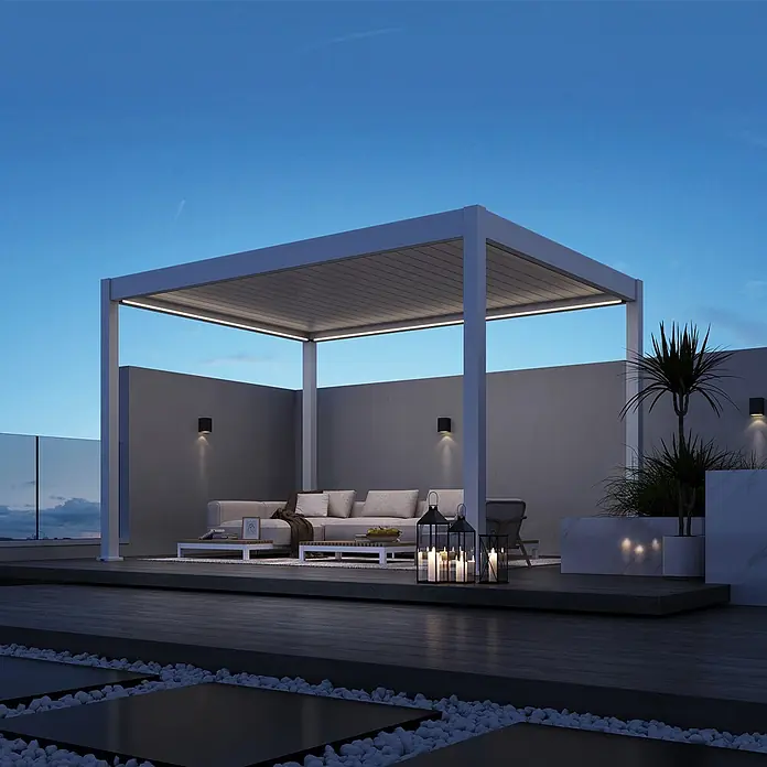 Weide Pergola E-Deluxe Plus Elektrisch freistehend Aluminium 3 x 4 m Weiß - B x T: 400 x 300 cm, Farbe Gestell: Sandpapier FinishWeiss / RAL Farbcode 9016, Aluminium - Moderne weiße Pergola mit integrierter LED-Beleuchtung, schafft einen gemütlichen Außenwohnbereich auf dunkler Holzterrasse in der Dämmerung.