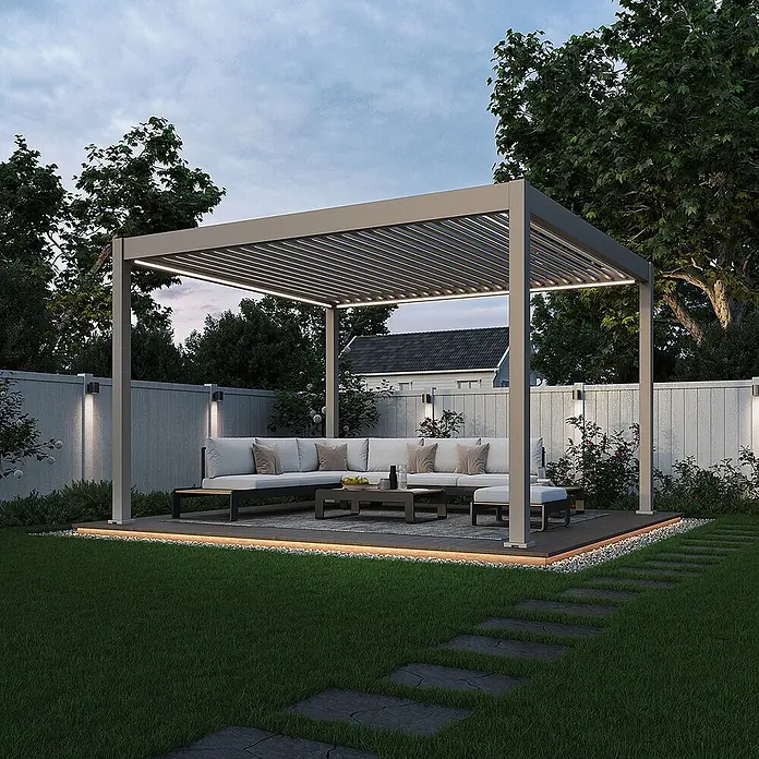 Weide Pergola E-Deluxe Elektrisch freistehend Aluminium 3,6 x 4 m Ivory-Sand - B x T: 400 x 360 cm, Farbe Gestell: Sandpapier FinishIvory Sand / RAL Farbcode 7024, Aluminium - Moderne graue Pergola mit integrierter LED-Beleuchtung, die einen Lounge-Bereich im Garten bei Dämmerung überdacht.