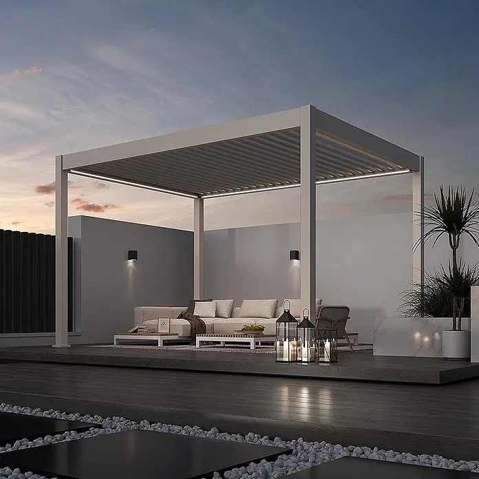 Weide Pergola E-Deluxe Elektrisch freistehend Aluminium 3 x 4 m Ivory-Sand - B x T: 400 x 300 cm, Farbe Gestell: Sandpapier FinishIvory Sand / RAL Farbcode 7024, Aluminium - Moderne hellgraue Pergola mit integrierter LED-Beleuchtung über einem Outdoor-Loungebereich bei Dämmerung.