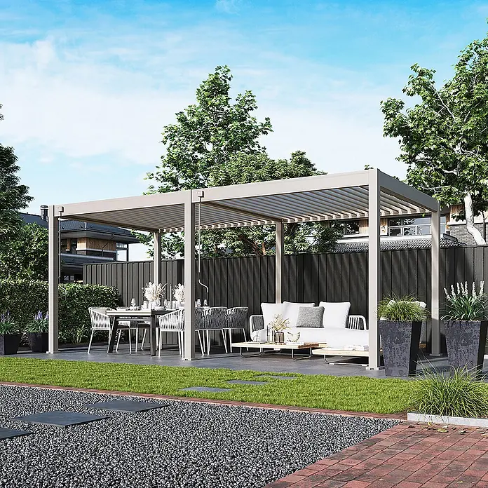 Weide Pergola Deluxe freistehend 3 x 6 m Ivory-Sand Aluminium - B x T: 600 x 300 cm, Farbe Gestell: Sandpapier FinishIvory Sand / RAL Farbcode 7024, Aluminium - Hellgraue Aluminium-Pergola spendet Schatten über Ess- und Lounge-Bereich im Freien.
