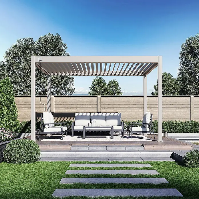 Weide Pergola Deluxe Plus freistehend Aluminium 3 x 4 m Ivory-Sand - B x T: 400 x 300 cm, Farbe Gestell: Sandpapier FinishIvory Sand / RAL Farbcode 7024, Aluminium - Moderne hellgraue Pergola über einer weißen und dunkelgrauen Outdoor-Lounge auf einer Holzterrasse im Garten.