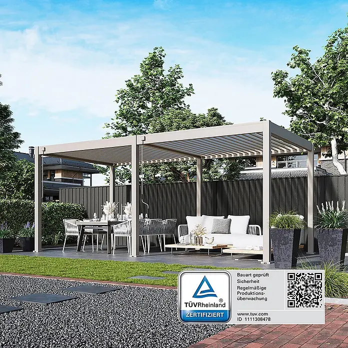 Weide Pergola Deluxe freistehend 3 x 6 m Ivory-Sand Aluminium - B x T: 600 x 300 cm, Farbe Gestell: Sandpapier FinishIvory Sand / RAL Farbcode 7024, Aluminium - Eine moderne hellgraue Aluminium-Pergola mit verstellbarem Lamellendach überdacht einen Ess- und Loungebereich im Freien auf einer Terrasse.