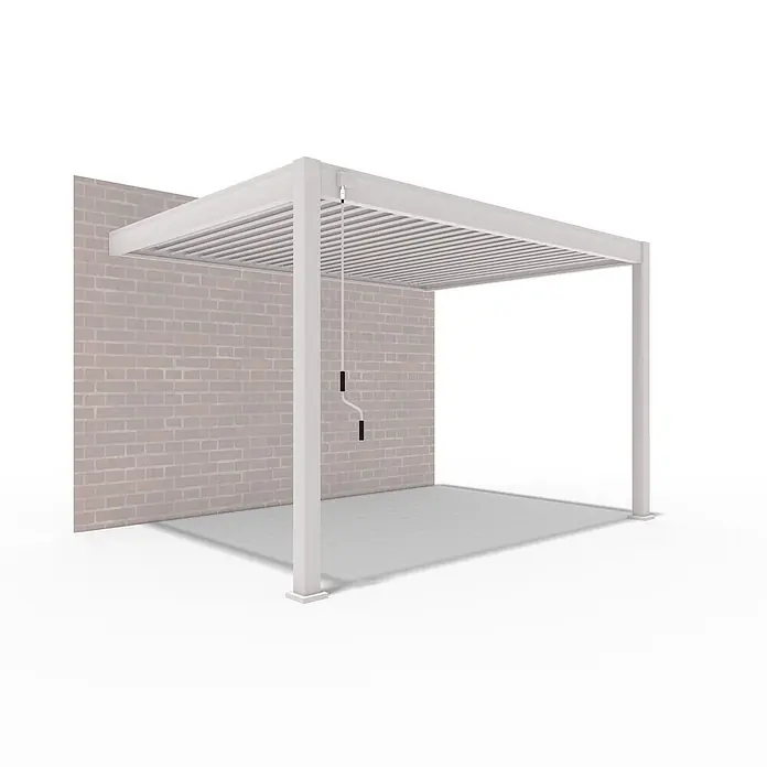 Weide Pergola Deluxe für Wandmontage 3 x 4 m Ivory-Sand Aluminium - B x T: 400 x 300 cm, Farbe Gestell: Sandpapier FinishIvory Sand / RAL Farbcode 7024, Aluminium - Weiße, wandmontierte Lamellenpergola mit Handkurbel, an Ziegelwand über grauem Terrassenboden.
