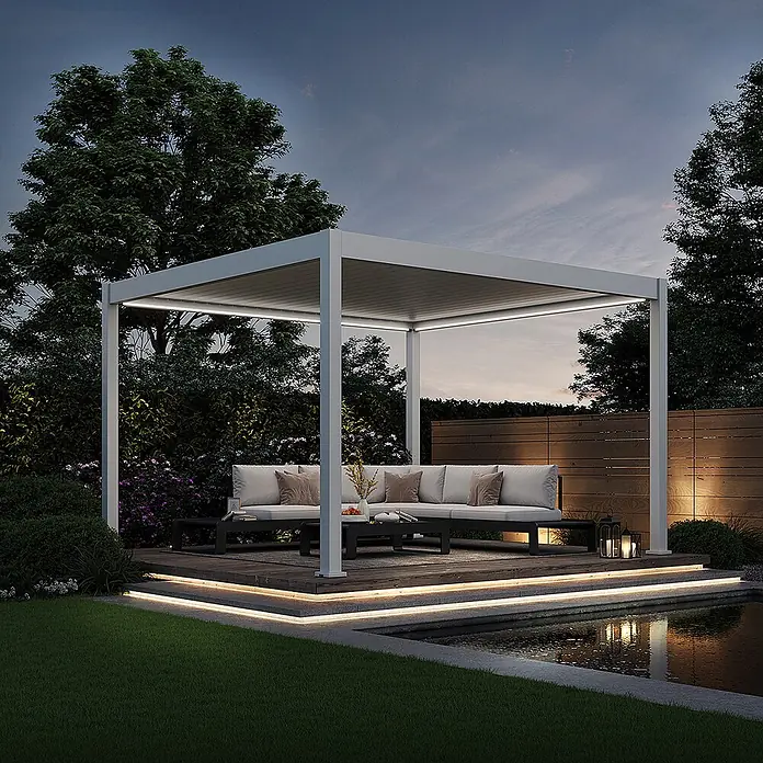 Weide Pergola E-Deluxe Elektrisch freistehend Aluminium 3,6 x 4 m Weiß - B x T: 400 x 360 cm, Farbe Gestell: Sandpapier FinishWeiss / RAL Farbcode 9016, Aluminium - Moderne hellgraue Pergola mit integrierter LED-Beleuchtung, die einen beleuchteten Outdoor-Loungebereich auf einem Holzdeck schafft.