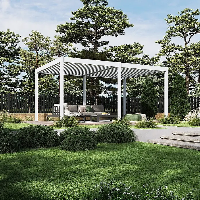Weide Pergola E-Deluxe Elektrisch freistehend Aluminium 3,6 x 5,3 m Weiß - B x T: 530 x 360 cm, Farbe Gestell: Sandpapier FinishWeiss / RAL Farbcode 9016, Aluminium - Weiße moderne Pergola mit Lamellendach über einer Terrassenlounge in einem üppigen Garten.