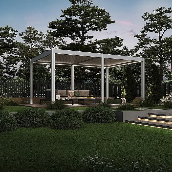 Weide Pergola E-Deluxe Elektrisch freistehend Aluminium 3,6 x 5,3 m Weiß - B x T: 530 x 360 cm, Farbe Gestell: Sandpapier FinishWeiss / RAL Farbcode 9016, Aluminium - Moderne silberne Pergola mit integrierter LED-Beleuchtung, die einen Lounge-Bereich im Garten in der Abenddämmerung überdacht.