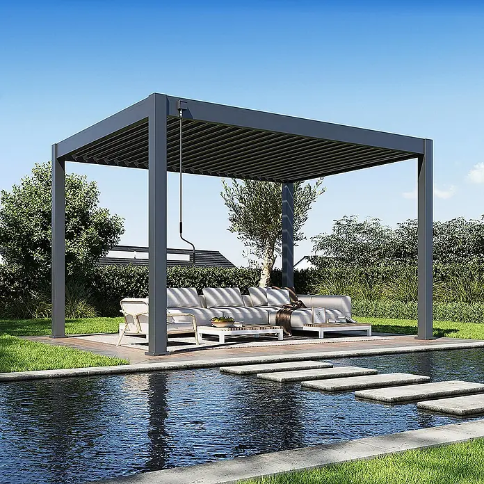 Weide Pergola Deluxe Plus freistehend Aluminium 3 x 4 m Anthrazit - B x T: 400 x 300 cm, Farbe Gestell: Sandpapier FinishAnthrazit / RAL Farbcode 7024, Aluminium - Dunkelgraue Metall-Pergola mit verstellbarem Lamellendach über einem Loungebereich am Pool.
