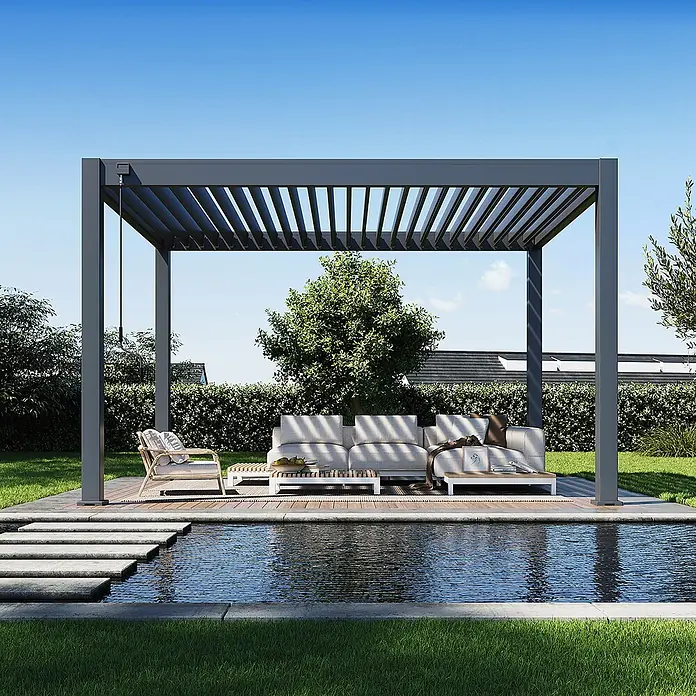 Weide Pergola Deluxe Plus freistehend Aluminium 3 x 4 m Anthrazit - B x T: 400 x 300 cm, Farbe Gestell: Sandpapier FinishAnthrazit / RAL Farbcode 7024, Aluminium - Dunkelgraue Lamellen-Metallpergola über Outdoor-Sitzgelegenheiten neben einem Pool im Garten.