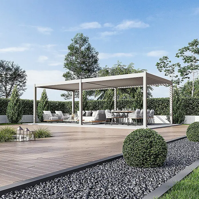 Weide Pergola E-Deluxe Plus Elektrisch freistehend 4 x 8 m Ivory-Sand - B x T: 800 x 400 cm, Farbe Gestell: Sandpapier FinishIvory Sand / RAL Farbcode 7024, Aluminium - Moderne, hellfarbige Pergola über einem Outdoor-Lounge- und Essbereich mit Möbeln in einer Gartenumgebung.