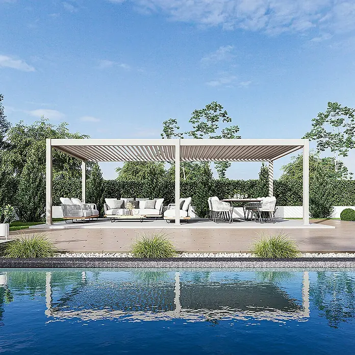Weide Pergola E-Deluxe Plus Elektrisch freistehend 4 x 8 m Ivory-Sand - B x T: 800 x 400 cm, Farbe Gestell: Sandpapier FinishIvory Sand / RAL Farbcode 7024, Aluminium - Helle Lamellenpergola über einem Outdoor-Lounge- und Essbereich am Pool.