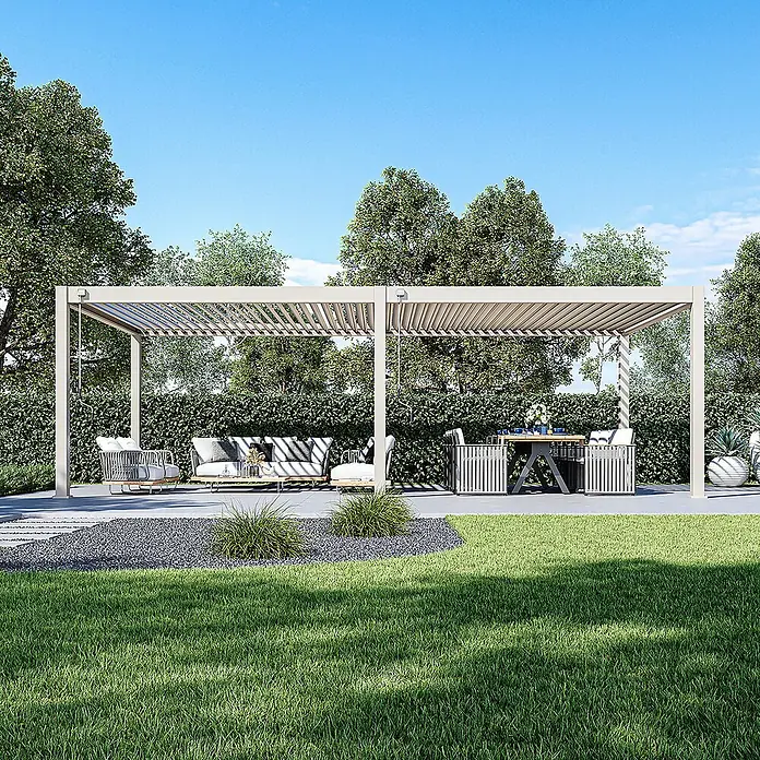 Weide Pergola Deluxe Plus freistehend 4 x 8 m Ivory-Sand Aluminium - Farbe Gestell: Ivory Sand, Aluminium - Eine große, hellfarbene Aluminium-Pergola spendet Schatten über einem Outdoor-Lounge- und Essbereich in einem sonnigen Garten.