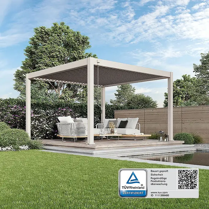 Weide Pergola Deluxe Plus freistehend 4 x 4 m Ivory-Sand Aluminium - B x T: 400 x 400 cm, Farbe Gestell: Sandpapier FinishIvory Sand / RAL Farbcode 7024, Aluminium - Weiße Aluminium-Pergola mit verstellbarem Lamellendach über einem Garten-Loungebereich auf einer Terrasse am Teich.