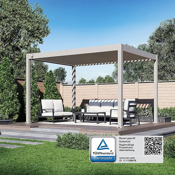 Weide Pergola Deluxe freistehend 3 x 4 m Ivory-Sand Aluminium - B x T: 400 x 300 cm, Farbe Gestell: Sandpapier FinishIvory Sand / RAL Farbcode 7024, Aluminium - Eine hellgraue Aluminium-Pergola mit ausfahrbarem Stoffdach beschattet Gartenmöbel auf einer Holzterrasse.