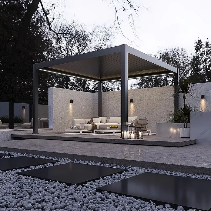 Weide Pergola E-Deluxe Plus Elektrisch freistehend Aluminium 4 x 4 m Anthrazit - B x T: 400 x 400 cm, Farbe Gestell: Sandpapier FinishAnthrazit / RAL Farbcode 7024, Aluminium - Dunkelgraue moderne Metall-Pergola mit integrierter LED-Beleuchtung über einem eleganten Außenbereich.