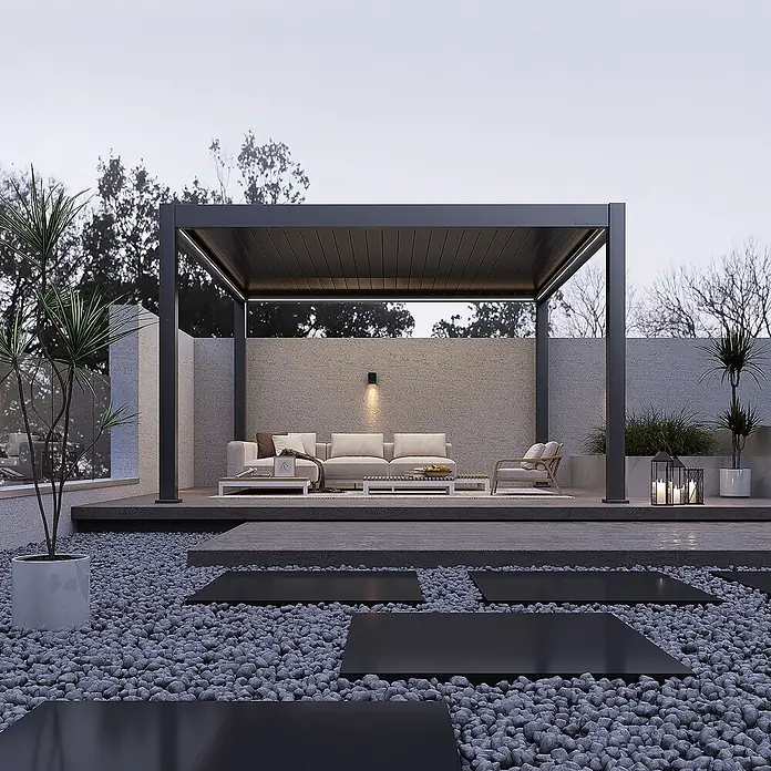 Weide Pergola E-Deluxe Plus Elektrisch freistehend Aluminium 4 x 4 m Anthrazit - B x T: 400 x 400 cm, Farbe Gestell: Sandpapier FinishAnthrazit / RAL Farbcode 7024, Aluminium - Moderne dunkelgraue Pergola überdacht einen Sitzbereich im Freien mit Kieselsteinen und Trittplatten.