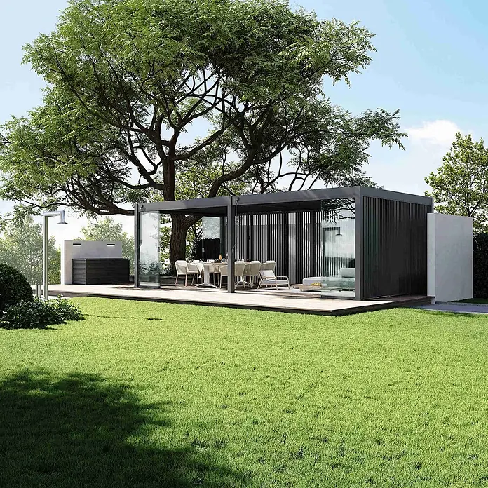 Weide Pergola Deluxe Plus freistehend Aluminium 4 x 8 m Anthrazit - B x T: 800 x 400 cm, Farbe Gestell: Sandpapier FinishAnthrazit / RAL Farbcode 7024, Aluminium - Moderne schwarze Außenpergola mit Glas- und Lamellenwänden, Ess- und Loungebereichen auf Holzdeck im Garten.