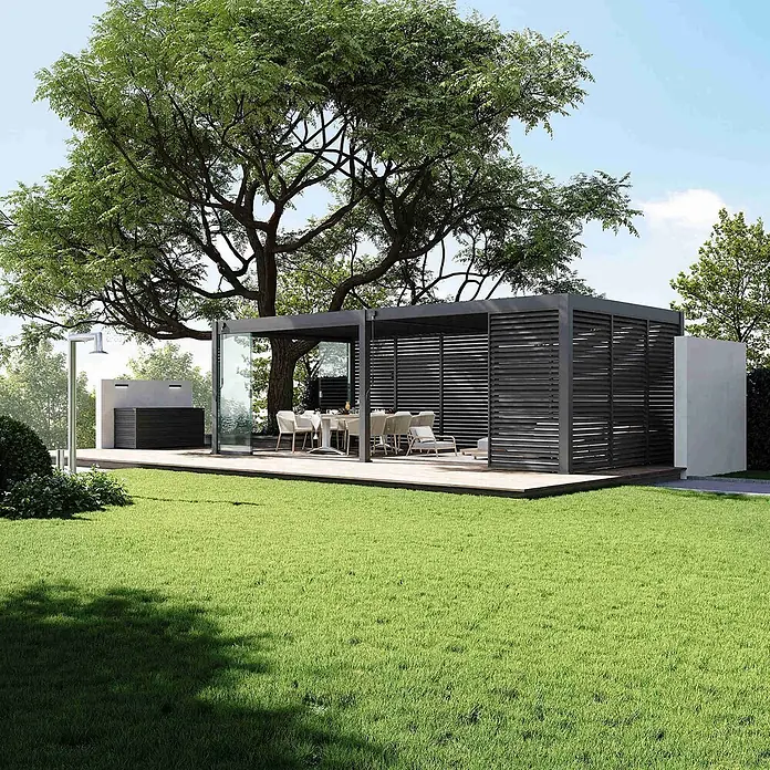 Weide Pergola Deluxe Plus freistehend Aluminium 4 x 8 m Anthrazit - B x T: 800 x 400 cm, Farbe Gestell: Sandpapier FinishAnthrazit / RAL Farbcode 7024, Aluminium - Moderne dunkelgraue Pergola mit Lamellenwänden und Glastüren, bildet einen Ess- und Loungebereich im Freien auf einer Holzterrasse im Garten.