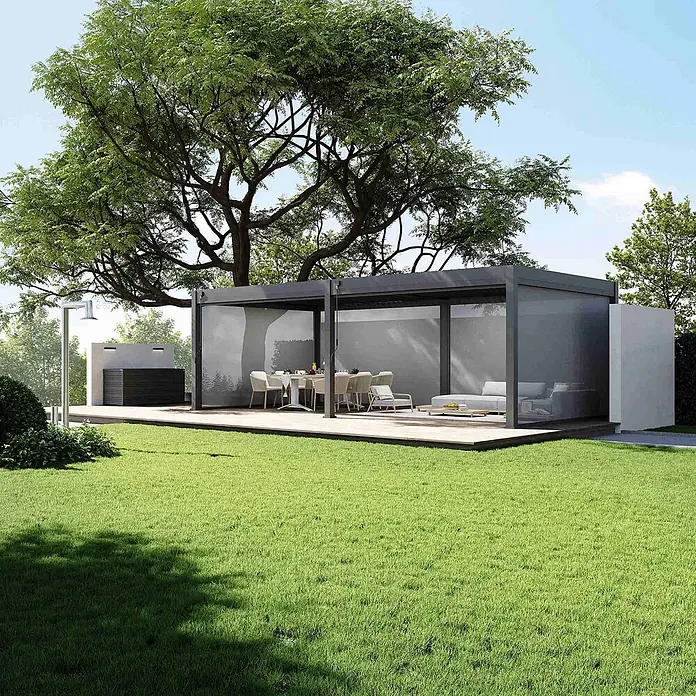 Weide Pergola Sonnenrollo Anthrazit - B x T: 360 x 4 cm, Metall - Moderne dunkelgraue Pergola mit Glaswänden, die einen Ess- und Loungebereich auf einer Holzterrasse im Garten schafft.