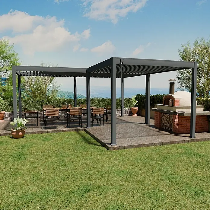 Weide Pergola Deluxe Verbindungskit 3 x 6 m Anthrazit Aluminium - B x T: 700 x 600 cm, Farbe Gestell: Graphitgrau, Aluminium - L-förmige dunkelgraue Metallpergola überdacht einen Essbereich und einen Pizzaofen im Freien auf einer Terrasse.