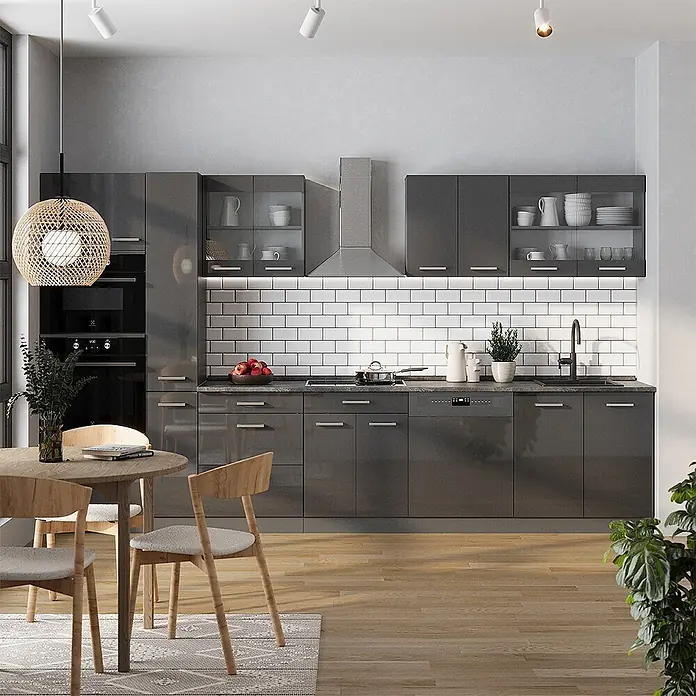 Vicco Küchenzeile R-Line Anthrazit Hochglanz/Anthrazit, AP Eiche - Breite: 350 cm, Anthrazit Hochglanz, Ohne Elektrogeräte - Moderne dunkelgraue Hochglanz-Küchenschränke mit integrierten Geräten und weißem Fliesenspiegel in einer modernen Küche.