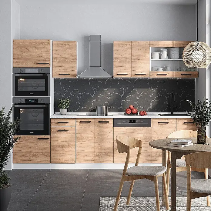 Vicco Küchenzeile R-Line Goldkraft Eiche/Weiß AP Anthrazit - Goldkraft Eiche, Ohne Elektrogeräte - Moderne Küche mit hellen Holzschränken, schwarzen Griffen, dunkler Marmor-Rückwand, Einbaugeräten und Essbereich.