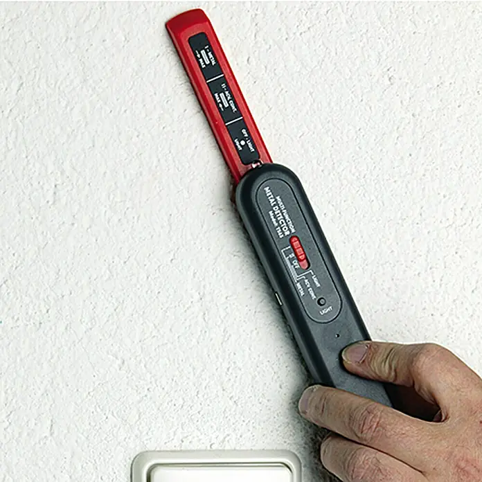 Profi Depot Metall- & Leitungssuchgerät 4 in 1 - Akustisches Signal - Multifunktions-Metalldetektor Modell TS43 mit rotem und schwarzem Gehäuse zur Ortung von Metall und stromführenden Leitungen.