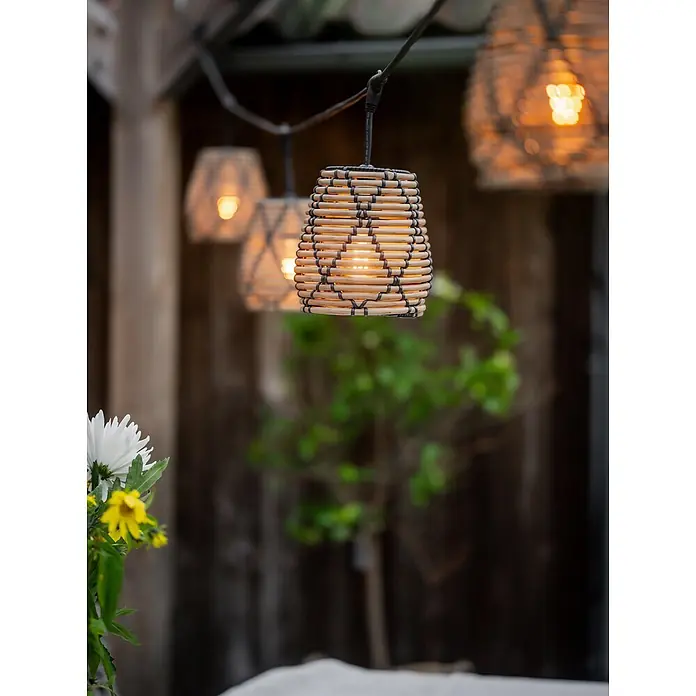 PR Home LED-Lichterkette Flex out -  - Beleuchtete Lichterkette mit natürlichen geflochtenen Schirmen und dunklen Akzenten, im Freien hängend.