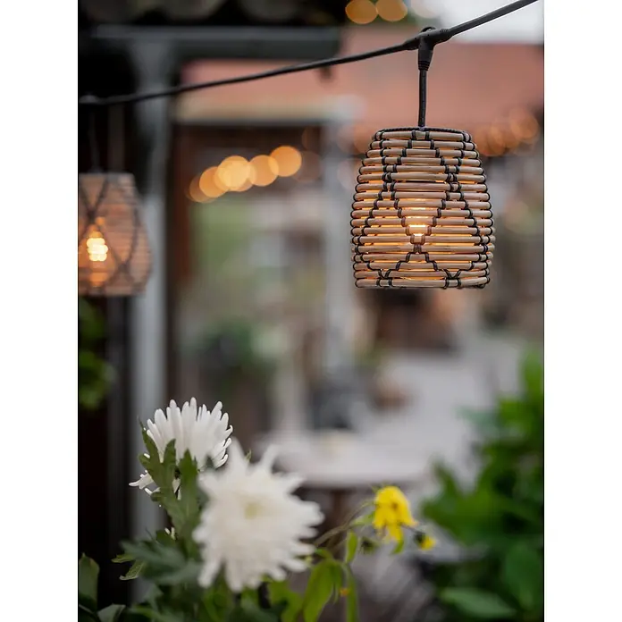 PR Home LED-Lichterkette Flex out -  - Rattan-Lichterkette mit leuchtender Birne, hängt draußen. Sorgt für warme, dekorative Beleuchtung.