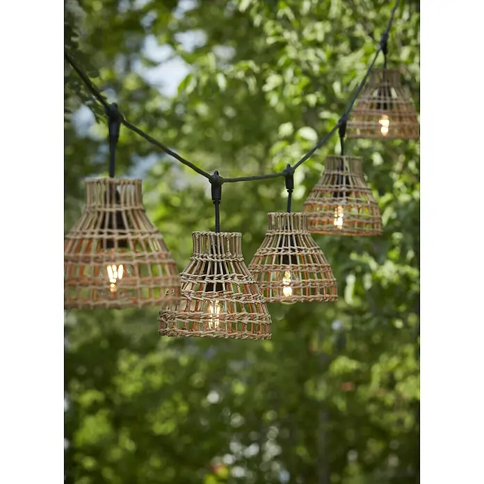 PR Home LED-Lichterkette Sarah -  - Lichterkette mit geflochtenen Naturmaterialschirmen und warm leuchtenden Birnen, draußen hängend.