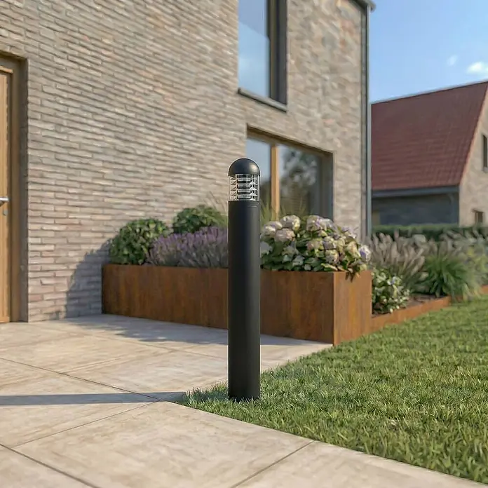 Lucande Außenlaterne Skagena - 12 x 12 x 90 cm - Schwarze Wegeleuchte für einen Außenweg neben einem modernen Haus und Garten.