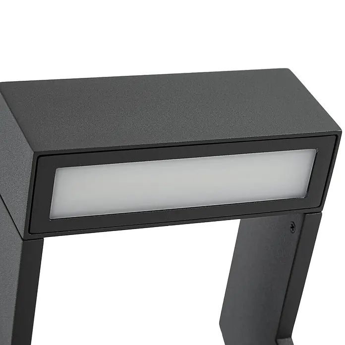 Arcchio Außenlaterne Kovato - 17,2 x 15,1 x 60 cm - Dunkelgraue rechteckige Outdoor-LED-Wegeleuchte mit texturierter Oberfläche und weißem Lichtdiffusor.
