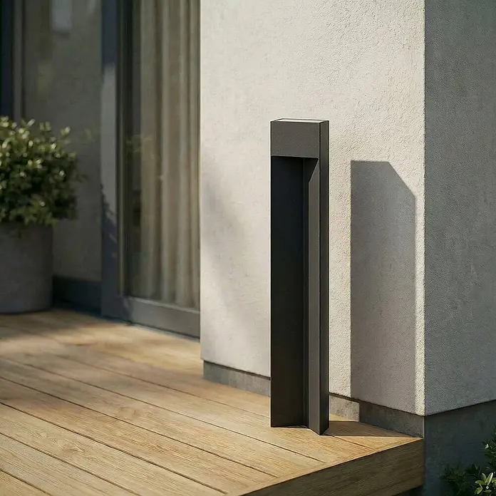 Lucande Außenlaterne Kaholo - 6 x 15 x 90 cm - Dunkle Metall-Pollerleuchte auf einer Holzterrasse.
