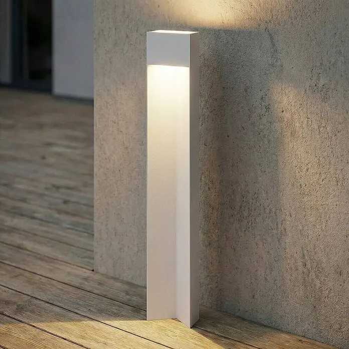 Lucande Außenlaterne Kaholo -  - Weiße rechteckige Außenleuchte beleuchtet strukturierte Wand und Holzterrasse.