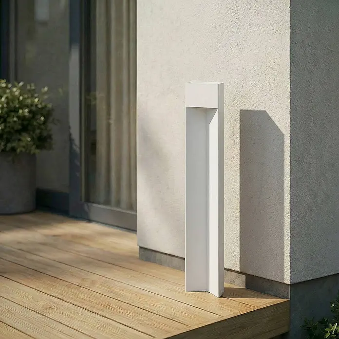 Lucande Außenlaterne Kaholo -  - Weißer moderner Außenpoller auf einer Holzterrasse.