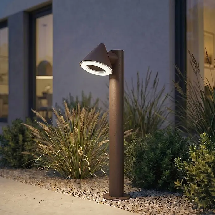 Lindby Außenlaterne Soran -  - Moderne bronzene Außenpollerleuchte beleuchtet einen Gartenweg. Mit konischem Kopf und beleuchtetem Ring.