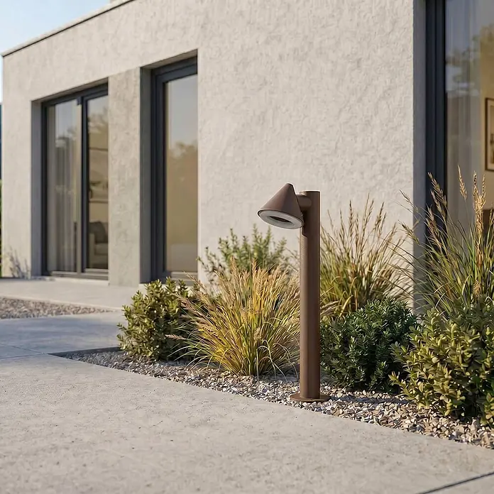 Lindby Außenlaterne Soran -  - Dunkelbraune Pollerleuchte mit konischem Schirm, beleuchtet einen Gartenweg.