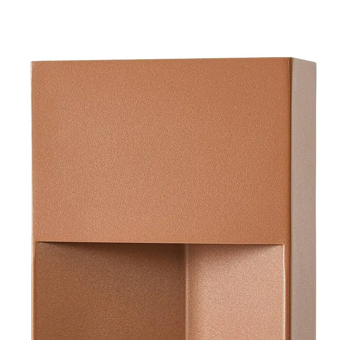 Lucande Außenlaterne Kaholo - 6 x 15 x 90 cm - Kupferfarbene rechteckige Wandleuchte mit strukturierter Oberfläche und eingelassenem Bodenbereich.