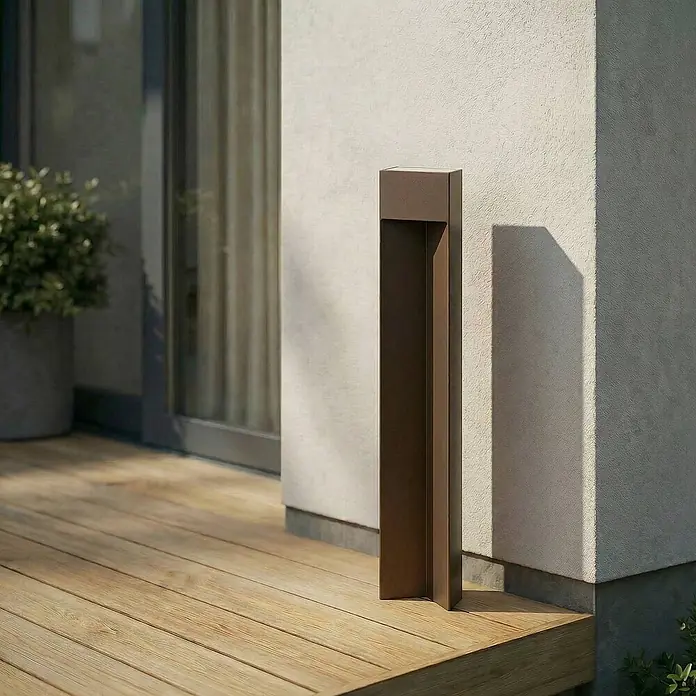 Lucande Außenlaterne Kaholo - 6 x 15 x 90 cm - Braune Metall-Wegeleuchte auf Holzterrasse, für moderne Außenbeleuchtung.