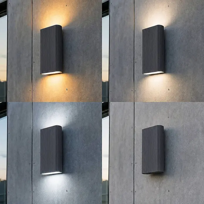 Lucande Außenwandleuchte Raija - 7,5 x 15 x 40 cm, alu / grau / zink, IP54 - Anthrazit gerippte Wandleuchte, gezeigt mit warm-, neutral- und kaltweißem Licht sowie ausgeschaltetem Zustand.