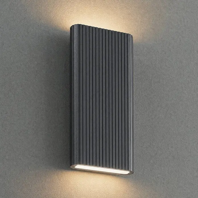 Lucande Außenwandleuchte Raija - 7,5 x 15 x 40 cm, alu / grau / zink, IP54 - Dunkelgraue gerippte Wandleuchte, die warmes Licht nach oben und unten abgibt.